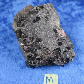 Almandiini granaatti 95g 50x40x25mm Nappikallio Hi184m