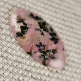 Kapussi rodoniitti 14x25mm ovaali cabochon