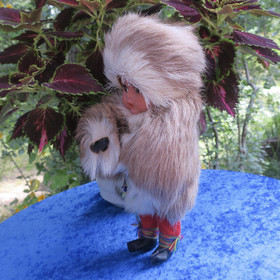 Nukke peskinukke, 28cm, poronkarvapuku päällä