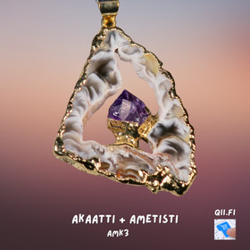 Riipus kullattu akaattisiivu, keskellä ametistikide AMK3