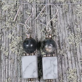 Korvakorut magnesiitti ja larvikiitti zirkonikoristein LARVIK1b