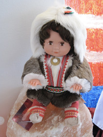 Nukke Peskinukke 35cm poronkarvapuvussa