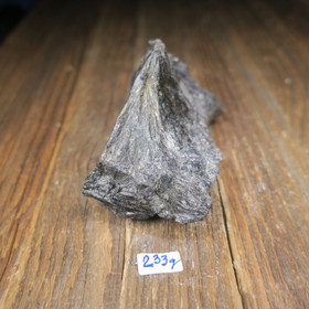 Nuummiitti 233g 100x50x40mm sis kordieriitti, biotiitti Hi133 