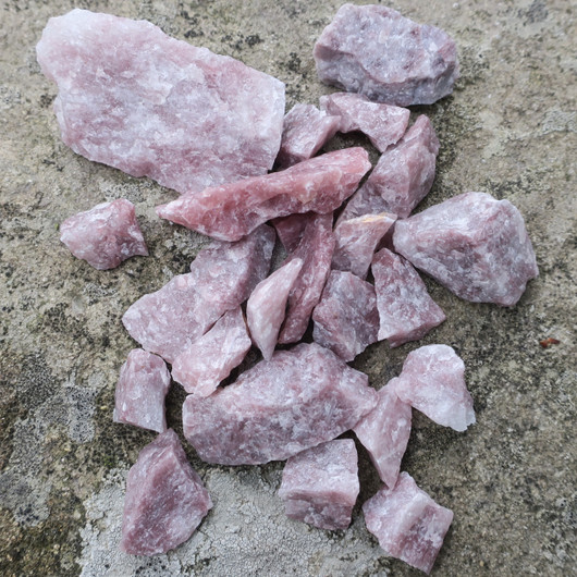Aventuriini punainen raaka mansikkakivi. Valitse koko 2-25g