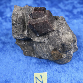 Almandiini granaatti 77g 40x35x30mm Nappikallio Hi184n