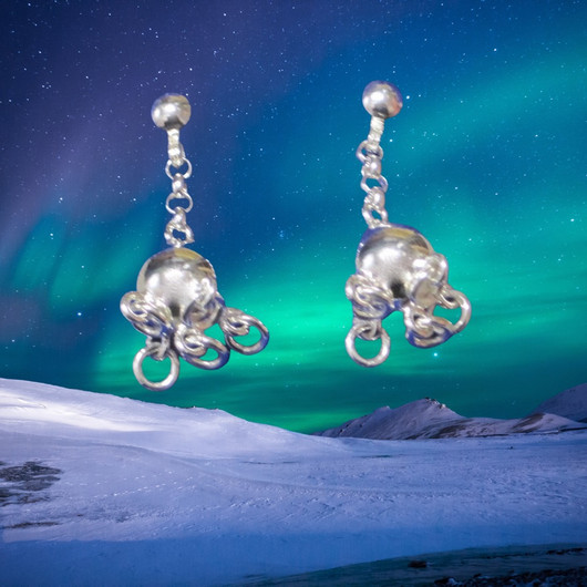 Hopea korvakorut komsiopallo, roikkuva tappikorvakoru