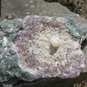 Ametisti iso kidelaatta 17,4kg jossa kalsiittia keskellä