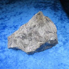 Nuummiitti 476g 110x70x65mm sis. biotiittia ja kordieriittia Hi133 