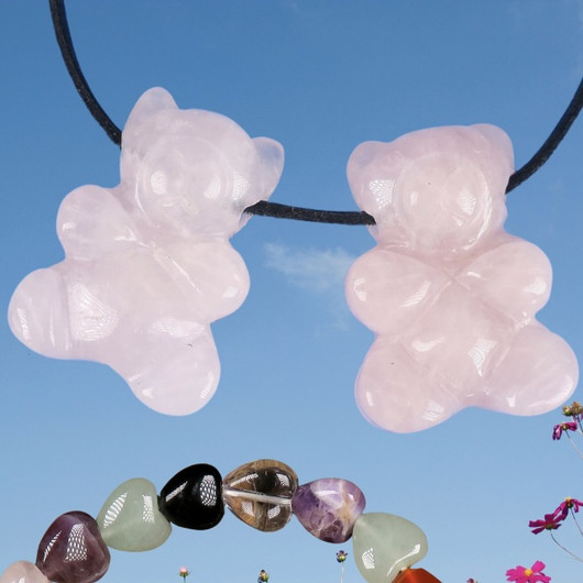 Riipus ruusukvartsi nalle 