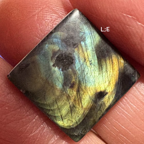 Spektroliitti kapussi hiomaton neliskulmainen. Ylämaa. Valitse L) a-f