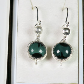 Korvakorut  filigraani emalikorut, kaksipuoleinen malakiitinvihreä