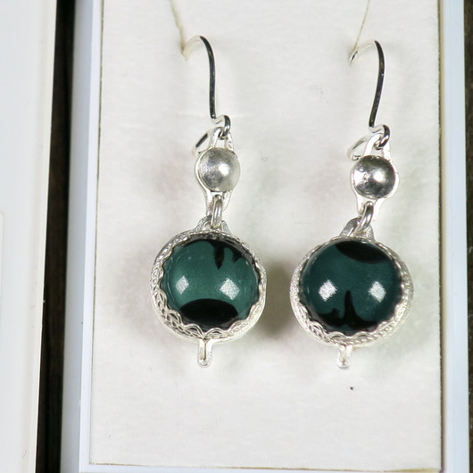 Korvakorut  filigraani emalikorut, kaksipuoleinen malakiitinvihreä