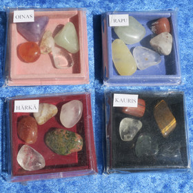 Horoskooppimerkin onnenkiviä rasiassa, valitse astrologinen merkki