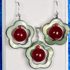 Korusetti korvakorut ja riipus Simpukkakukka, keskellä akaatti KARPALO