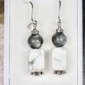 Korvakorut valkoinen magnesiitti larvikiitti zirkonikoristein LARVIK1a