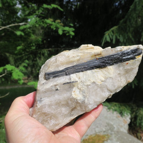 Musta turmaliini pegmatiitissa  1696g  Suomi Hi136R