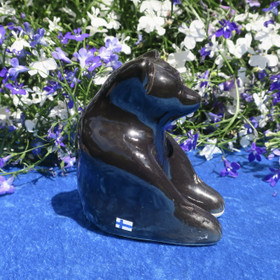 Musta karhu keramiikkaa, istuva