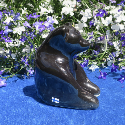 Musta karhu keramiikkaa, istuva