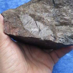 Rodoniitti 1865g raakakivi, kide näkyy. Vittinki Suomi ROD7