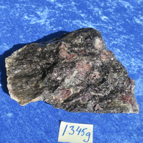  Granaattikiteitä gneississä 1345g Suomi Hi89a