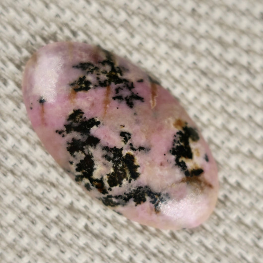 Kapussi rodoniitti 14x25mm ovaali cabochon