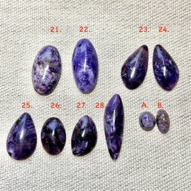 Kapussi tsharoiitti violetti pieni 10x12mm nroA