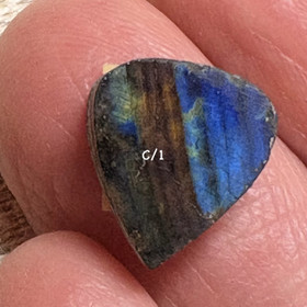 Spektroliitti kapussi hiomaton pisara. Ylämaa. Valitse C-1,2,3