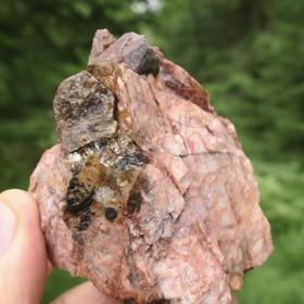 Pegmatiitissa beryllikiteitä ym. 370g Suomi Hi95-45