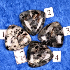 Kapussi astrofylliitti 22mm kolmio cabochon