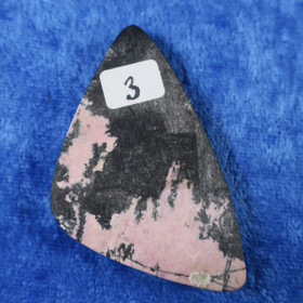 Kapussi rodoniitti kolmikulmainen iso cabochon nro3