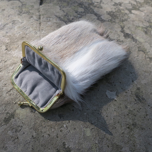 Kukkaro/silmälasikotelo poronkarvalla koristeltu nro1