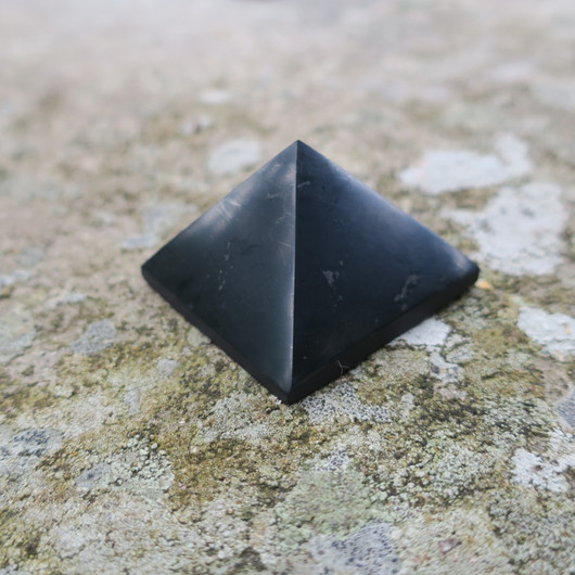 Sungiitti pyramidi  50mm