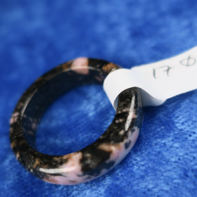 Kivisormus 17mm rodoniitti  leveys 6mm