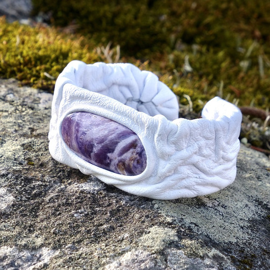 Nahkarannekoru tsharoiitti 20x38mm, valkoinen nahka, leveys 30mm