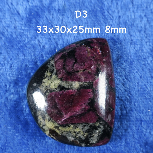 Eudialyytti kapussi cabochon nro D3
