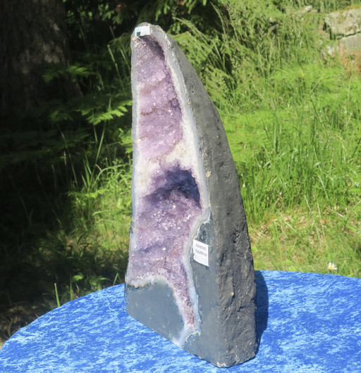 Ametistigeodi iso 11,25kg sisustuskivi,2-kideonkaloa 