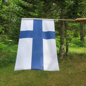 Suomen lippu puuvarressa, koko 55x90cm