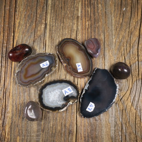 Akaattilevy ja rumpuhiottu akaatti, natural. Valitse A1-A8