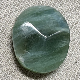 Nefriitti iridisoiva hiottu ympäriinsä 36x30x8mm NEF1