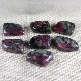 Eudialyytti kapussi 10x15mm. F. Valitse valikosta