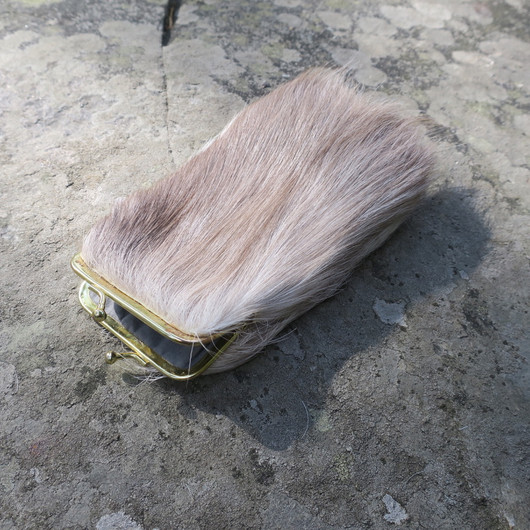 Kukkaro/silmälasikotelo poronkarvalla koristeltu nro1