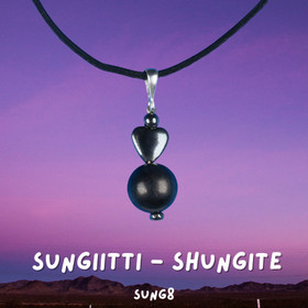 Sungiitti riipus jossa hematiittisydän SUNG8