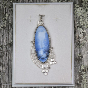 Riipus filigraani emalikoru, sininen maisema