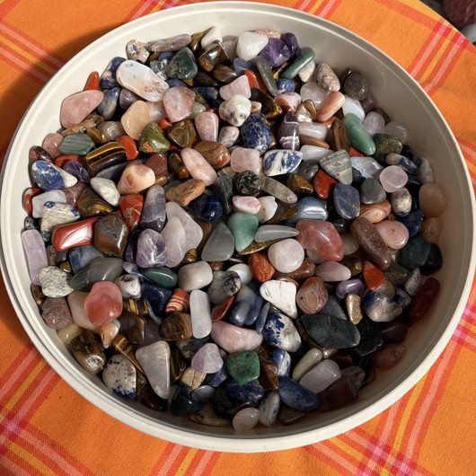 Onnenkivet mix 500g eri kokoisia rumpuhiottuja korukiviä Etelä-Afrikka