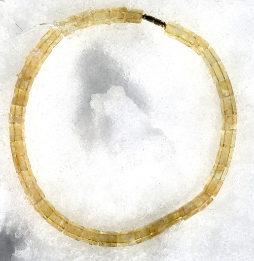 Kaulahelmet sitriini, litteät viistehiotut sitriinit. Juhlava