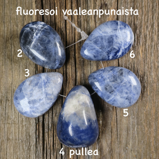 Riipus sodaliitti porattu 30mm, fluoresoi vaaleanpunaista. Valitse 2-6