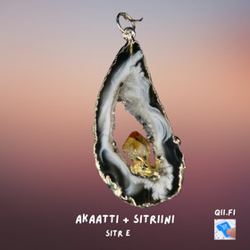 Riipus akaattisiivu, jonka keskellä sitriinikide SITRe