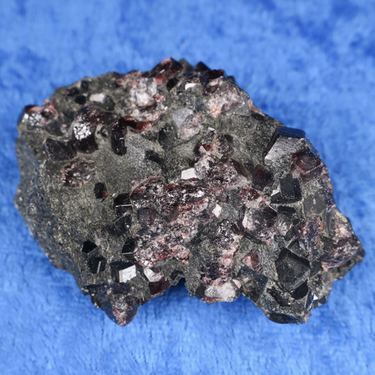 Almandiini granaatti 79g 60x45x25mm Nappikallio Hi184j