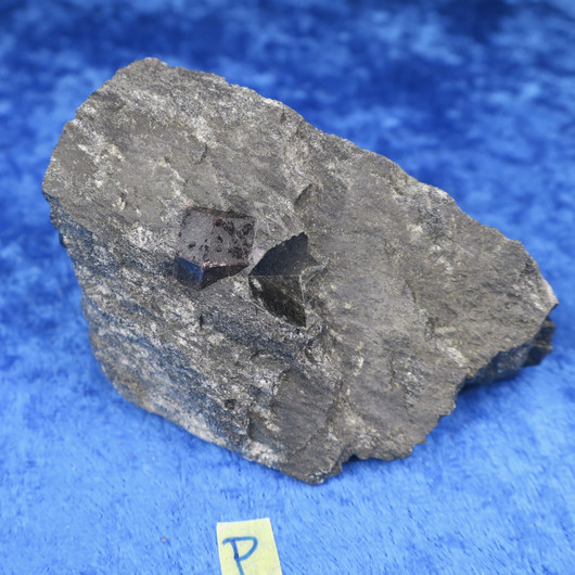 Almandiini granaatti 150g 65x40x40mm Nappikallio Hi184p