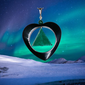 Riipus hematiittisydän jossa vihreä kvartsiittikolmio. HEMS3